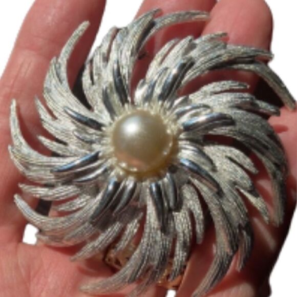 Vintage Sarah Coventry 1969 Sunburst brooch with faux pearl and clip on earrings - Picture 6 of 14